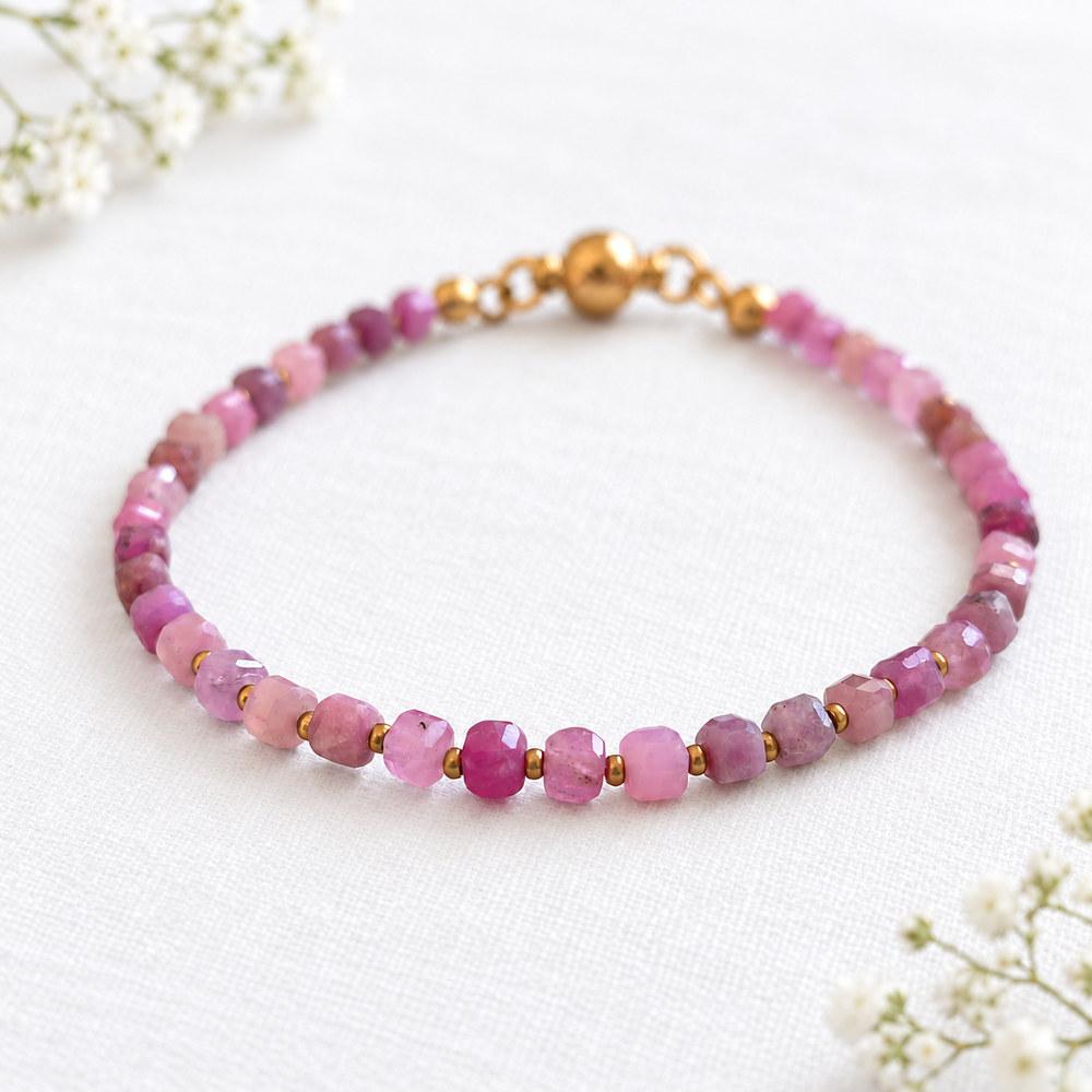 ピンクサファイア ブレスレット キューブ 華奢な3mm 9月誕生石 くすみピンク 金属アレルギー対応 サイズ調整無料1枚目の画像